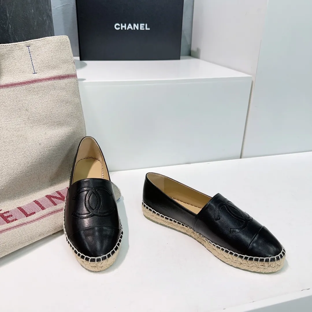 👟👟Ex-factory price 420👟👟 🌈🌈Hawaiian Holiday Series🏖️24 new colors 🌟🌟CHANEL🌟🌟Chanel's new hemp rope sole fisherman's shoes. 🔥🔥The upper is made of imported printed cloth, the inner pad is silk sheepskin, super soft sheep feet, and the original rubber-injected translucent rubber original color espadrille sole. 🐎Size: 35-40 (34, 41, 42 can be customized, non-refundable)